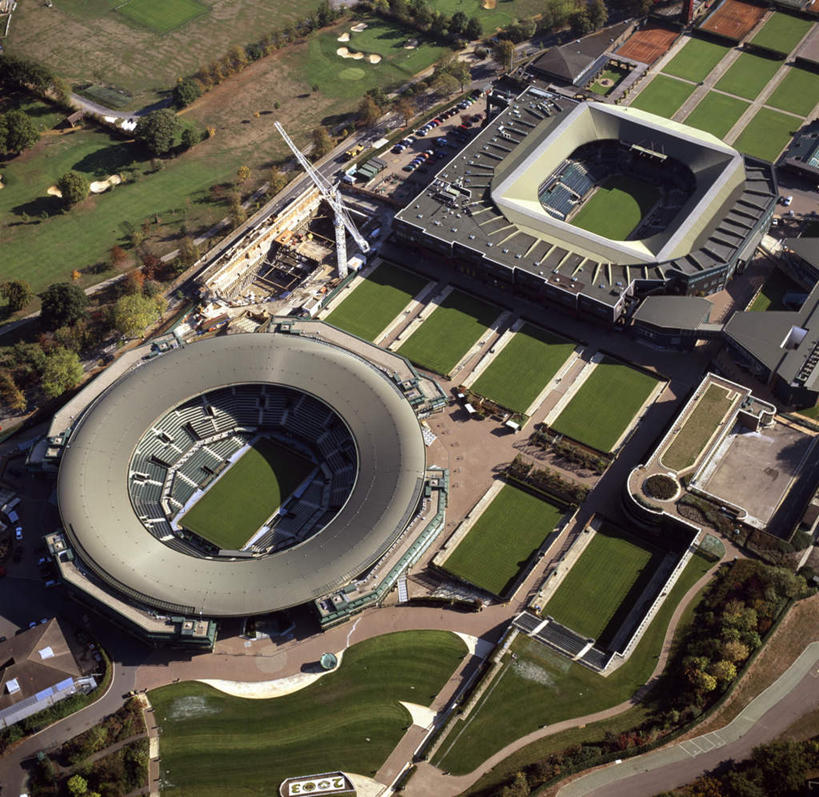 无人,体育馆,运动场,横图,俯视,航拍,室外,白天,旅游,度假,草地,草坪,植物,楼梯,标志建筑,地标,建筑,英国,欧洲,一排,阴影,朦胧,模糊,整齐,光线,影子,阶梯,建筑群,娱乐,建设,体育场,英格兰,台阶,草,排列,绿色,阳光,享受,休闲,旅游胜地,放松,西欧,鸟瞰,队列,大不列颠,大不列颠及北爱尔兰联合王国,运动馆,大不列颠联合王国,日不落英帝国,英吉利,温布尔顿,彩图,高角度拍摄