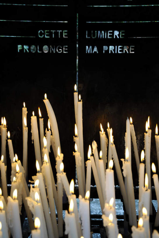 无人,教堂,竖图,俯视,室内,白天,旅游,度假,标志建筑,地标,建筑,蜡烛,法国,欧洲,阴影,节日,朦胧,模糊,光线,火焰,影子,烛光,燃烧,文化,娱乐,建设,排列,阳光,点燃,祈祷,享受,休闲,健康,旅游胜地,放松,许愿,宗教,信仰,纪念,祈求,信念,法兰西共和国,法兰西第五共和国,摆列,南部.比利牛斯,上比利牛斯省,南部.比利牛斯大区,平安,彩图,高角度拍摄,大教堂,礼拜堂,布列,分列