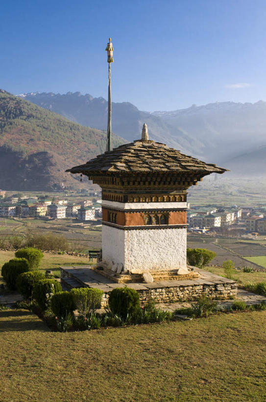 无人,寺庙,竖图,俯视,室外,白天,旅游,度假,草地,草坪,石头,山,山脉,植物,窗户,标志建筑,地标,建筑,不丹,亚洲,阴影,光线,石子,影子,墙,屋顶,山峰,塔,山峦,顶棚,娱乐,建设,宝塔,玻璃窗,墙壁,墙面,草,蓝色,绿色,蓝天,天空,阳光,庙宇,群山,天,享受,休闲,旅游胜地,放松,晴朗,南亚,万里无云,浮图,浮屠,不丹王国,巴罗,石块,岩石,晴空,晴空万里,彩图,高角度拍摄,庙,寺