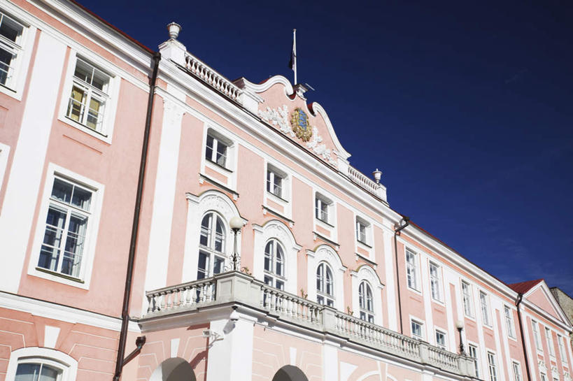 无人,栏杆,露台,横图,室外,白天,仰视,旅游,度假,窗户,阳台,标志建筑,地标,建筑,欧洲,爱沙尼亚,阴影,光线,扶手,影子,堡垒,城堡,墙,首都,历史,娱乐,建设,护栏,玻璃窗,墙壁,墙面,古代,蓝色,蓝天,天空,阳光,天,享受,休闲,旅游胜地,放松,晴朗,要塞,东欧,万里无云,古远,爱沙尼亚共和国,塔林,设防,晴空,晴空万里,彩图,低角度拍摄,露天阳台