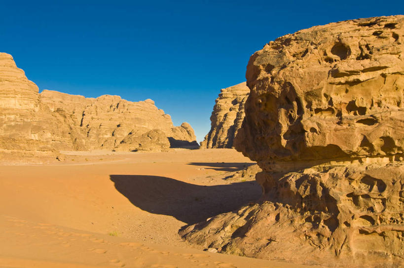 无人,横图,室外,白天,正面,旅游,度假,石头,美景,沙漠,山,山脉,约旦,亚洲,阴影,光线,石子,影子,景观,山峰,山峦,娱乐,蓝色,蓝天,天空,阳光,自然,群山,天,享受,休闲,景色,放松,晴朗,自然风光,西亚,万里无云,约旦哈希姆王国,瓦迪拉姆,瓦迪拉姆保护区,大漠,砂漠,石块,岩石,晴空,晴空万里,彩图