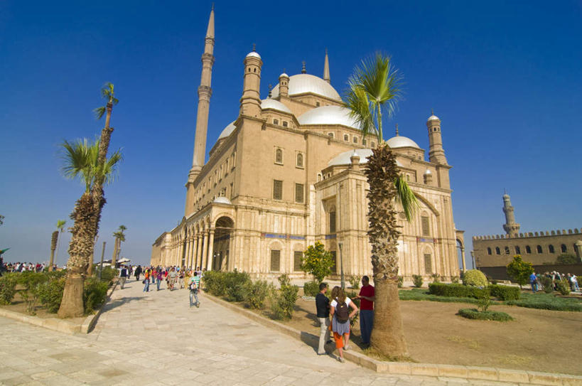 西方人,站,横图,室外,白天,仰视,旅游,度假,名胜古迹,植物,标志建筑,城市,地标,建筑,棕榈树,叶子,欧洲,非洲,埃及,开罗,黑人,欧洲人,阴影,服装,节日,遗迹,光线,影子,绿叶,首都,许多人,注视,休闲装,古迹,文化,文物,娱乐,建设,古建筑,树,树木,衣服,蓝色,绿色,蓝天,天空,阳光,自然,天,观察,看,祈祷,站着,一群人,享受,休闲,健康,休闲服,嫩叶,旅游胜地,放松,许愿,宗教,服饰,信仰,生长,晴朗,成长,观看,纪念,祈求,察看,伊斯兰教,古埃及,关注,清真寺,古文明,北非,棕榈叶,万里无云,首府,阿拉伯埃及共和国,金字塔之国,棉花之国,阿非利加洲,开罗省,穆罕默德.阿里清真寺,萨拉丁城堡,平安,男人,男性,女人,女性,中年男性,中年女性,非洲人,叶,叶片,晴空,晴空万里,站立,彩图,低角度拍摄,全身