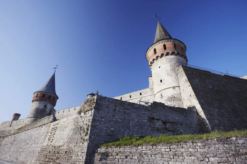 无人,家,横图,室外,白天,仰视,旅游,度假,草地,草坪,名胜古迹,植物,标志建筑,地标,建筑,欧洲,乌克兰,阴影,遗迹,光线,影子,堡垒,城堡,房屋,屋子,古迹,文物,娱乐,建设,古建筑,楼房,住宅,草,蓝色,绿色,蓝天,天空,阳光,天,享受,休闲,旅游胜地,放松,晴朗,要塞,古文明,东欧,万里无云,乌克兰共和国,设防,晴空,晴空万里,彩图,低角度拍摄,房子