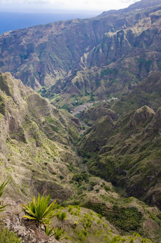 无人,竖图,俯视,室外,白天,旅游,度假,草地,草坪,石头,美景,山,山脉,植物,非洲,佛得角,阴影,光线,石子,影子,景观,山顶,山峰,山峦,娱乐,草,树,树木,蓝色,绿色,蓝天,天空,阳光,自然,群山,天,享受,休闲,景色,放松,生长,晴朗,成长,自然风光,万里无云,阿非利加洲,颠峰,极峰,佛得角共和国,石块,岩石,晴空,晴空万里,彩图,高角度拍摄