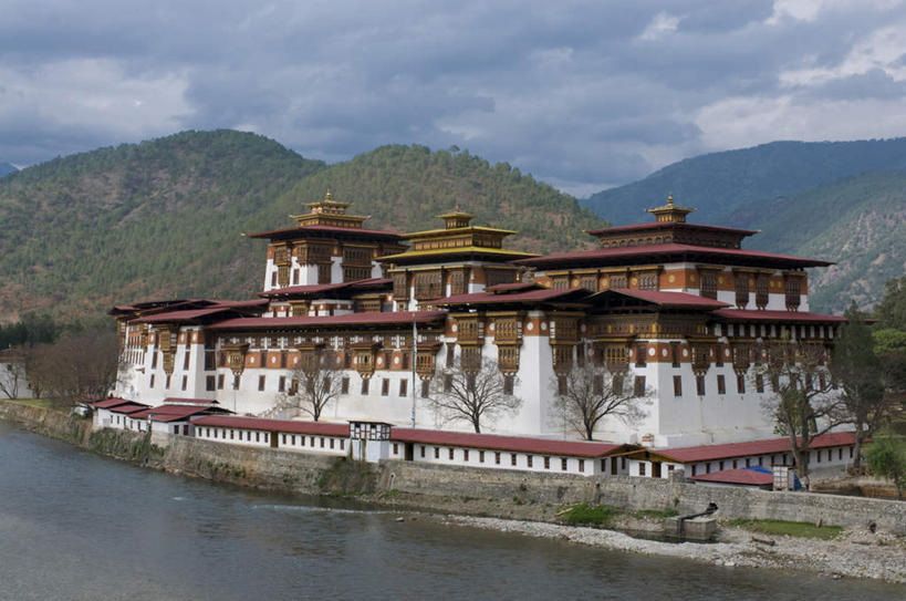 无人,横图,室外,白天,正面,旅游,度假,河流,山,山脉,树林,水,植物,标志建筑,地标,建筑,不丹,亚洲,阴影,光线,影子,堡垒,城堡,河水,山峰,水流,云,云朵,山峦,云彩,娱乐,建设,树,树木,蓝色,绿色,白云,蓝天,天空,阳光,自然,群山,天,享受,休闲,旅游胜地,放松,生长,成长,要塞,南亚,不丹王国,设防,彩图