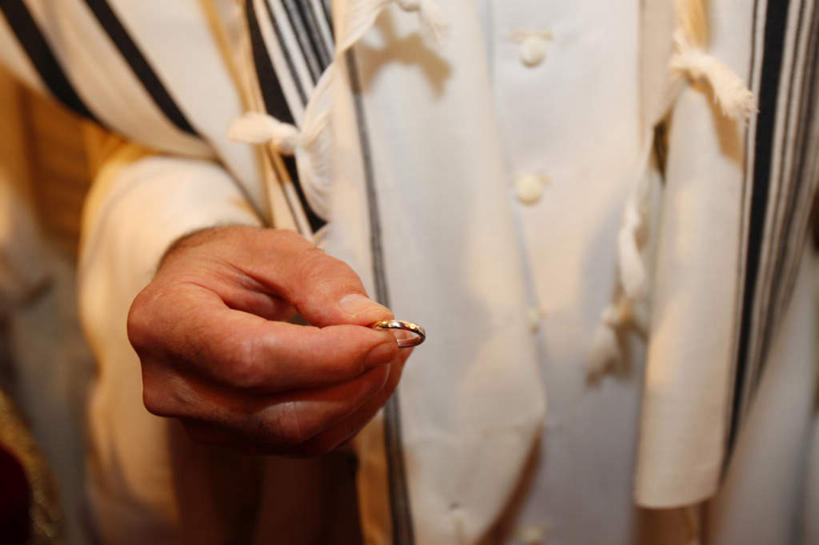 西方人,手,一个人,横图,俯视,室内,特写,白天,爱情,旅游,度假,法国,欧洲,欧洲人,仅一个男性,仅一个人,握,阴影,朦胧,模糊,光线,影子,浪漫,拿,拿着,娱乐,黄金,装饰品,仅一个年轻男性,戒指,饰品,首饰,享受,休闲,手部,恩爱,放松,握着,信物,权利,法兰西共和国,法兰西第五共和国,手饰,法兰西岛,法兰西岛大区,上塞纳省,男人,男性,年轻男性,白种人,半身,彩图,高角度拍摄