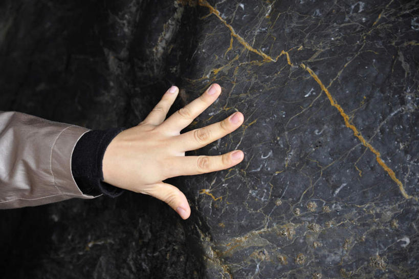 西方人,手,一个人,横图,室外,特写,白天,正面,旅游,度假,石头,标志建筑,地标,建筑,法国,欧洲,欧洲人,仅一个男性,仅一个人,阴影,节日,光线,石子,影子,洞,文化,娱乐,建设,仅一个年轻男性,祈祷,享受,休闲,健康,手部,旅游胜地,放松,放,许愿,宗教,洞穴,信仰,纪念,祈求,穴,法兰西共和国,法兰西第五共和国,南部.比利牛斯,上比利牛斯省,南部.比利牛斯大区,平安,男人,男性,年轻男性,白种人,石块,岩石,半身,彩图