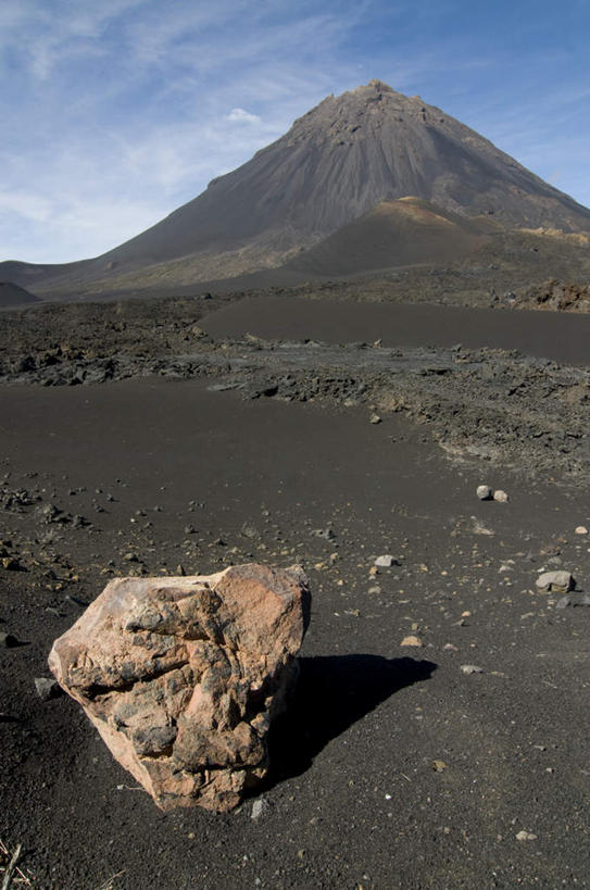 无人,竖图,室外,白天,仰视,旅游,度假,火山,石头,美景,非洲,佛得角,阴影,光线,石子,影子,景观,泥土,土壤,云,云朵,云彩,娱乐,蓝色,白云,蓝天,天空,阳光,自然,天,享受,休闲,景色,放松,晴朗,自然风光,阿非利加洲,活火山,石块,死火山,休眠火山,岩石,晴空,彩图,低角度拍摄
