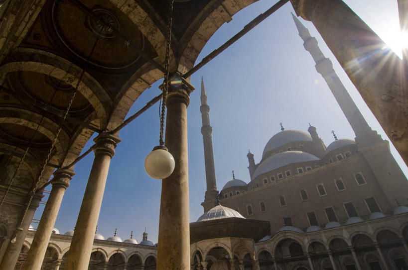 无人,横图,室外,白天,仰视,旅游,度假,太阳,标志建筑,城市,地标,建筑,照明,非洲,埃及,开罗,一排,阴影,节日,整齐,光线,影子,拱门,塔,灯光,首都,文化,娱乐,建设,吊灯,灯,排列,一个,蓝色,蓝天,天空,阳光,灯具,天,祈祷,享受,休闲,健康,旅游胜地,放松,许愿,宗教,信仰,晴朗,单个,纪念,祈求,照亮,伊斯兰教,古埃及,照明设备,队列,清真寺,北非,万里无云,首府,阿拉伯埃及共和国,金字塔之国,棉花之国,阿非利加洲,开罗省,穆罕默德.阿里清真寺,萨拉丁城堡,平安,晴空,晴空万里,彩图,低角度拍摄