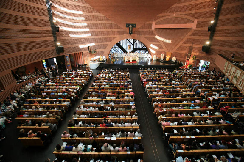 西方人,教堂,坐,横图,俯视,室内,白天,旅游,度假,窗户,标志建筑,地标,建筑,椅子,法国,欧洲,欧洲人,一排,行人,游客,游人,阴影,服装,节日,朦胧,模糊,整齐,光线,影子,木椅,墙,许多人,注视,休闲装,文化,娱乐,建设,路人,旅客,玻璃窗,墙壁,墙面,排列,衣服,观察,看,祈祷,一群人,享受,休闲,健康,休闲服,旅游胜地,放松,许愿,宗教,服饰,信仰,观看,纪念,祈求,察看,队列,关注,信念,法兰西共和国,法兰西第五共和国,法兰西岛,法兰西岛大区,过客,埃松省,平安,男人,男性,女人,女性,中年男性,中年女性,白种人,坐着,半身,彩图,高角度拍摄,大教堂,礼拜堂