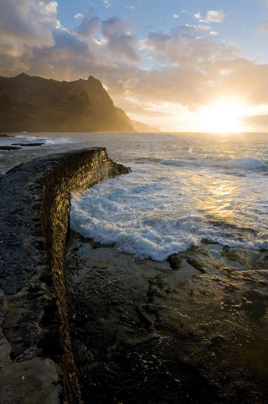 无人,竖图,俯视,室外,白天,旅游,度假,海浪,海洋,石头,美景,日落,沙滩,山,山脉,非洲,佛得角,沙子,石子,海岸,景观,浪花,山峰,晚霞,霞光,落日,沙地,山峦,娱乐,自然,海水,黄昏,群山,享受,休闲,景色,彩霞,放松,自然风光,海景,阿非利加洲,夕照,佛得角共和国,大海,风浪,海,海水的波动,海滩,近岸浪,石块,岩石,涌浪,夕阳,彩图,高角度拍摄,斜阳