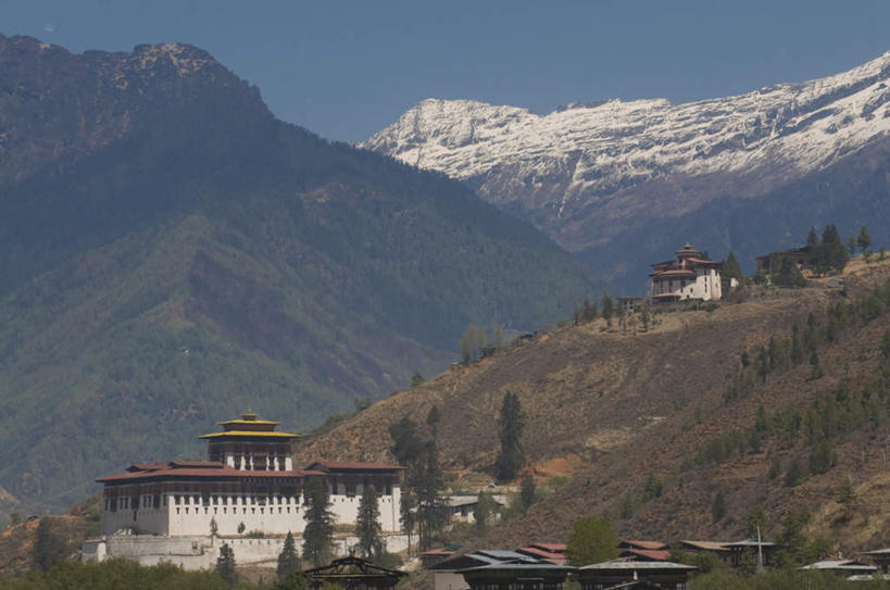 无人,横图,室外,白天,正面,旅游,度假,石头,山,山脉,植物,不丹,亚洲,阴影,朦胧,模糊,光线,石子,影子,堡垒,城堡,山峰,山峦,娱乐,树,树木,蓝色,绿色,蓝天,天空,阳光,自然,群山,天,享受,休闲,放松,生长,晴朗,成长,要塞,南亚,万里无云,不丹王国,设防,石块,岩石,晴空,晴空万里,彩图