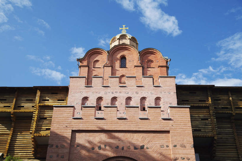 无人,教堂,横图,室外,白天,仰视,旅游,度假,标志建筑,地标,建筑,欧洲,乌克兰,一排,阴影,节日,整齐,光线,影子,墙,云,云朵,拱门,首都,云彩,文化,娱乐,建设,墙壁,墙面,排列,蓝色,白云,蓝天,天空,阳光,天,祈祷,享受,休闲,健康,旅游胜地,放松,许愿,宗教,信仰,晴朗,纪念,祈求,队列,信念,东欧,基辅,乌克兰共和国,平安,晴空,彩图,低角度拍摄,大教堂,礼拜堂