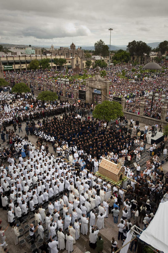 西方人,教堂,站,竖图,俯视,室外,白天,民族服装,度假,美景,植物,城市风光,城市,墨西哥,欧洲,欧洲人,一排,阴影,服装,节日,整齐,并列,并排,光线,长袍,影子,景观,云,云朵,许多人,云彩,注视,休闲装,文化,娱乐,树,树木,排列,衣服,蓝色,绿色,白云,蓝天,天空,阳光,自然,天,观察,看,祈祷,站着,一群人,享受,休闲,健康,休闲服,景色,放松,许愿,宗教,服饰,信仰,生长,晴朗,成长,观看,纪念,祈求,察看,北美,北美洲,基督教,队列,关注,天主教,美洲,平行,信念,北亚美利加洲,亚美利加洲,墨西哥合众国,仙人掌王国,哈利斯科,哈利斯科州,平安,男人,男性,女人,女性,中年男性,中年女性,白种人,晴空,站立,彩图,高角度拍摄,全身,传统服装,民俗服,大教堂,礼拜堂