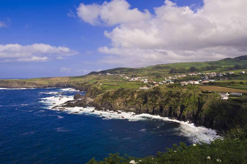 无人,横图,俯视,航拍,室外,白天,旅游,度假,草地,草坪,石头,沙滩,山,山脉,植物,葡萄牙,欧洲,阴影,光线,沙子,石子,影子,海岸,山峰,云,云朵,沙地,山峦,云彩,娱乐,草,树,树木,蓝色,绿色,白云,蓝天,天空,阳光,自然,群山,天,享受,休闲,旅游胜地,放松,生长,成长,鸟瞰,南欧,葡萄牙共和国,亚速尔群岛,亚速群岛,特塞拉岛,海滩,石块,岩石,彩图,高角度拍摄