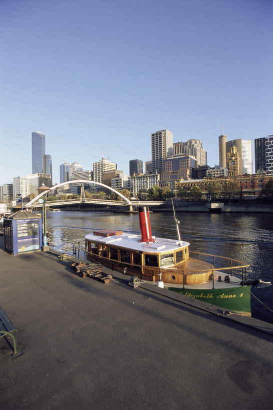 无人,高楼大厦,竖图,室外,白天,正面,度假,海浪,海洋,美景,城市风光,标志建筑,城市,大厦,地标,建筑,摩天大楼,澳大利亚,阴影,光线,影子,景观,浪花,云,云朵,云彩,娱乐,建设,蓝色,白云,蓝天,天空,阳光,海水,天,享受,休闲,景色,放松,晴朗,大洋洲,澳洲,海景,墨尔本,南方大陆,首府,澳大利亚联邦,维多利亚,维多利亚州,新金山,大海,风浪,海,海水的波动,近岸浪,涌浪,晴空,彩图,大楼,高层建筑,高楼,摩天楼