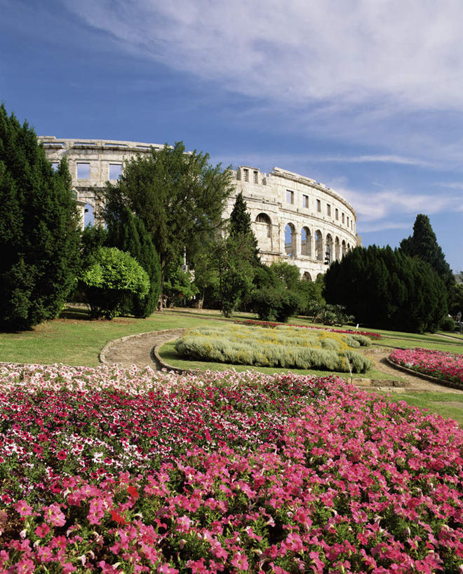 无人,竖图,室外,白天,正面,旅游,度假,兴奋,热情,草地,草坪,名胜古迹,植物,标志建筑,地标,建筑,剧院,欧洲,克罗地亚,阴影,遗迹,盛开,光线,影子,云,云朵,开放,花蕾,云彩,古迹,文物,娱乐,建设,古建筑,废墟,草,花,花瓣,花朵,鲜花,树,树木,红色,蓝色,绿色,白云,蓝天,天空,阳光,自然,天,花苞,花蕊,享受,休闲,健康,温暖,旅游胜地,奔放,放松,活力,积极,激情,朝气,生长,晴朗,成长,暖色,吉祥,生命,饱满,古文明,巴尔干,革命,热烈,赤色,克罗地亚共和国,充实,斗志,喜气,主动,普拉,晴空,彩图,欢乐,剧场,戏院