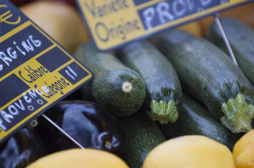 无人,横图,俯视,室内,特写,白天,指示牌,黄瓜,蔬菜,一堆,许多,阴影,堆叠,堆积,朦胧,模糊,新鲜,光线,标签,标志,文字,影子,食品,很多,标识,食物,阳光,价格,有机食品,绿色食品,堆,聚集,积累,聚积,沉积,堆集,青瓜,胡瓜,彩图,高角度拍摄