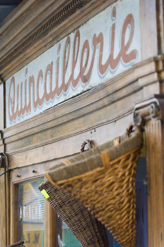 无人,商店,交叉,竖图,室外,白天,仰视,度假,美景,窗户,城市风光,城市,竹子,法国,欧洲,阴影,竹制,编织,光线,英文,标牌,标志,篮子,文字,影子,字符,字母,景观,娱乐,标识,商铺,招牌,玻璃窗,两个,阳光,竹篮,享受,休闲,景色,放松,竹条,英文字母,交织,竹制品,沃克吕兹省,法兰西共和国,法兰西第五共和国,市肆,商号,穿插,普罗旺斯.阿尔卑斯.蓝色海岸,彩图,低角度拍摄,店铺