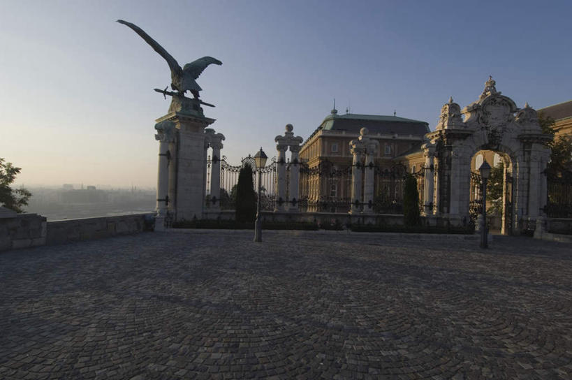 无人,栏杆,横图,室外,白天,正面,旅游,度假,植物,标志建筑,道路,地标,建筑,路,苍鹰,鸟,野生动物,鹰,雕塑,欧洲,匈牙利,伸展,张开,展翅,阴影,艺术,装饰,光线,翅膀,鸟类,雕刻,雕像,影子,柱子,堡垒,城堡,围栏,小路,交通,首都,娱乐,建设,护栏,树,树木,蓝色,绿色,蓝天,天空,阳光,自然,动物,工艺品,天,享受,休闲,旅游胜地,放松,生长,晴朗,成长,纪念,美术,布达佩斯,要塞,主题,凶猛,陈列,张开翅膀,中欧,万里无云,功能,美学,黄鹰,匈牙利共和国,展开翅膀,设防,残暴,凶残,晴空,晴空万里,彩图