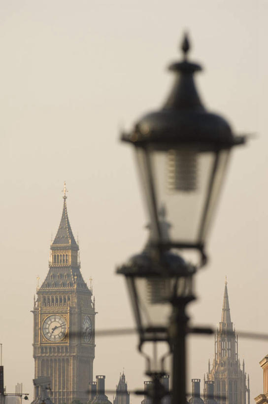 无人,高楼大厦,竖图,室外,特写,白天,正面,旅游,度假,美景,城市风光,标志建筑,城市,大厦,地标,建筑,路灯,摩天大楼,照明,英国,欧洲,伦敦,许多,阴影,透明,时间,光线,灯泡,时钟,影子,景观,钟楼,灯光,首都,很多,计时,娱乐,建设,大本钟,大笨钟,灯,蓝色,蓝天,天空,阳光,灯罩,钟表,楼宇,天,享受,休闲,表,旅游胜地,景色,放松,晴朗,照亮,罩子,照明设备,西欧,大不列颠,大不列颠及北爱尔兰联合王国,万里无云,塔钟,大不列颠联合王国,日不落英帝国,通明,雾都,钟,晴空,晴空万里,彩图,大楼,高层建筑,高楼,摩天楼