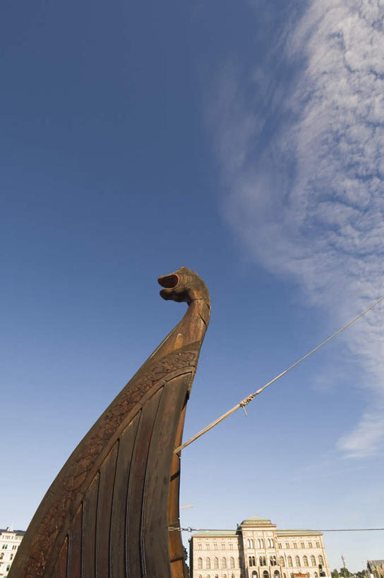 无人,家,竖图,室外,特写,白天,仰视,度假,美景,城市风光,城市,船,静物,雕塑,阴影,艺术,装饰,光线,木制,雕刻,影子,房屋,屋子,景观,娱乐,楼房,住宅,蓝色,蓝天,天空,阳光,木制品,工艺品,交通工具,天,享受,休闲,景色,放松,晴朗,纪念,美术,舟,载具,主题,陈列,万里无云,功能,美学,维京船,晴空,晴空万里,彩图,低角度拍摄,房子