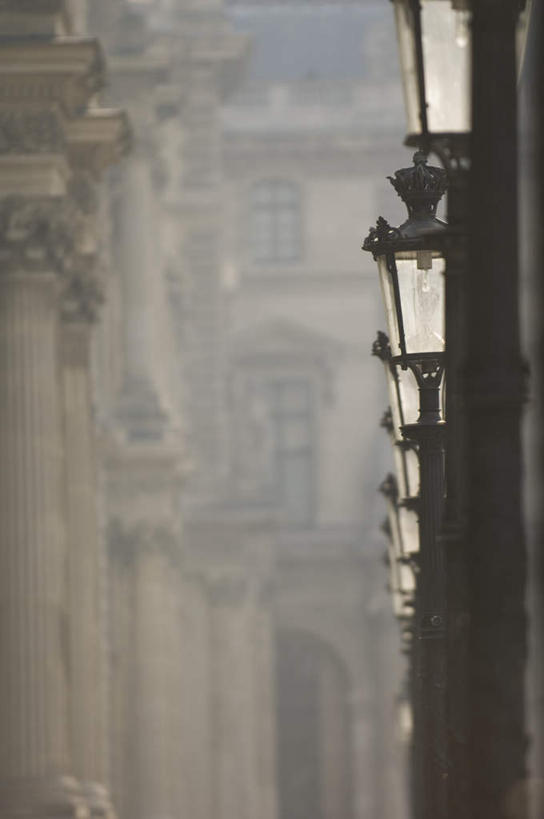 无人,博物馆,家,竖图,室外,白天,仰视,雾,建筑,法国,巴黎,欧洲,一排,阴影,朦胧,模糊,艺术,整齐,光线,影子,柱子,房屋,屋子,卢浮宫,首都,楼房,住宅,排列,阳光,迷雾,队列,法兰西共和国,法兰西第五共和国,罗浮宫博物馆,大雾,彩图,低角度拍摄,房子