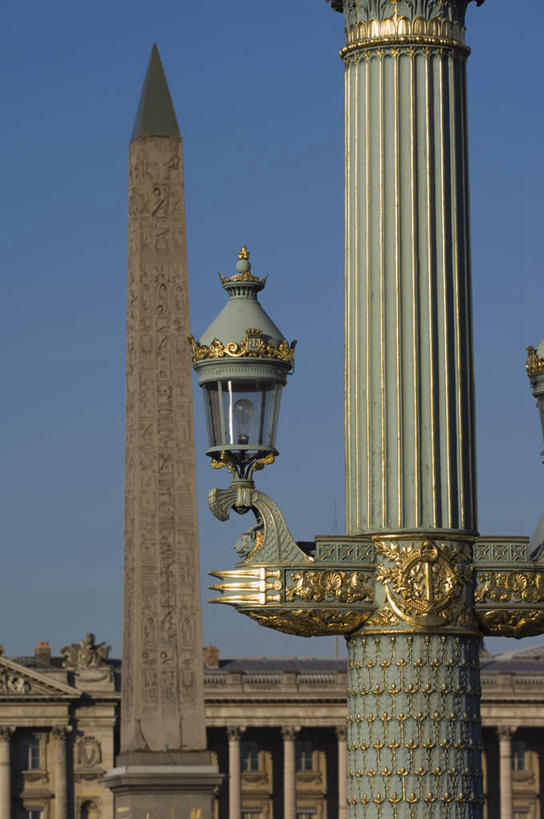 无人,家,广场,竖图,室外,白天,仰视,旅游,度假,名胜古迹,标志建筑,地标,建筑,路灯,照明,雕塑,法国,巴黎,欧洲,阴影,遗迹,艺术,装饰,光线,雕刻,雕像,影子,柱子,房屋,屋子,建筑群,塔,灯光,首都,古迹,文物,娱乐,建设,古建筑,楼房,石雕,住宅,灯,蓝色,蓝天,天空,阳光,工艺品,天,享受,休闲,旅游胜地,放松,晴朗,纪念,照亮,美术,照明设备,主题,陈列,古文明,万里无云,法兰西共和国,协和广场,功能,美学,法兰西第五共和国,巴黎协和广场,晴空,晴空万里,彩图,低角度拍摄,房子