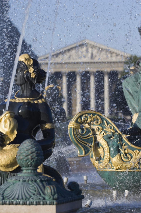 西方人,一个人,无人,家,广场,竖图,室外,白天,仰视,旅游,度假,名胜古迹,水,标志建筑,地标,建筑,喷泉,雕塑,法国,巴黎,欧洲,欧洲人,仅一个年轻女性,仅一个女性,仅一个人,一排,阴影,飞溅,遗迹,艺术,整齐,装饰,溅,光线,雕刻,雕像,液体,影子,柱子,房屋,屋子,景观,水滴,建筑群,首都,古迹,文化,文物,娱乐,建设,古建筑,楼房,住宅,水珠,排列,蓝色,蓝天,天空,阳光,工艺品,天,品味,享受,休闲,旅游胜地,放松,晴朗,纪念,美术,队列,喷洒,主题,水景,陈列,古文明,万里无云,法兰西共和国,协和广场,功能,美学,美观,法兰西第五共和国,巴黎协和广场,年轻女性,女人,女性,白种人,设计,晴空,晴空万里,彩图,低角度拍摄,房子