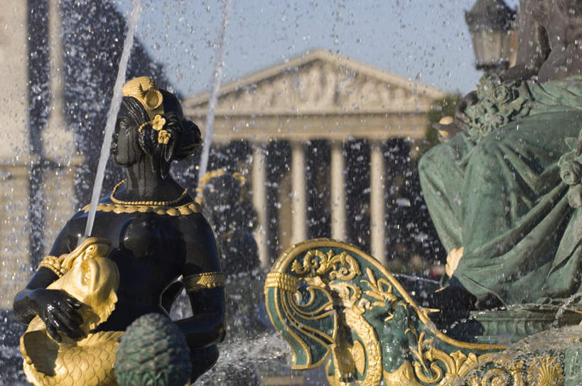 西方人,一个人,无人,家,广场,横图,室外,白天,仰视,旅游,度假,名胜古迹,水,标志建筑,地标,建筑,喷泉,雕塑,法国,巴黎,欧洲,欧洲人,仅一个年轻女性,仅一个女性,仅一个人,一排,阴影,飞溅,遗迹,艺术,整齐,装饰,溅,光线,雕刻,雕像,液体,影子,柱子,房屋,屋子,景观,水滴,建筑群,首都,古迹,文化,文物,娱乐,建设,古建筑,楼房,住宅,水珠,排列,蓝色,蓝天,天空,阳光,工艺品,天,品味,享受,休闲,旅游胜地,放松,晴朗,纪念,美术,队列,喷洒,主题,水景,陈列,古文明,万里无云,法兰西共和国,协和广场,功能,美学,美观,法兰西第五共和国,巴黎协和广场,年轻女性,女人,女性,白种人,设计,晴空,晴空万里,彩图,低角度拍摄,房子