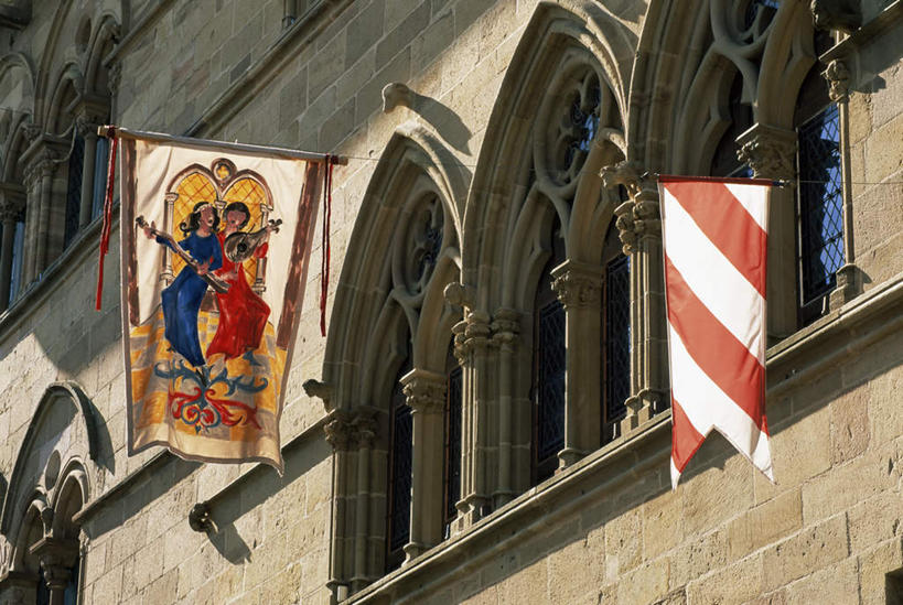 无人,高楼大厦,横图,室外,白天,仰视,旅游,度假,美景,窗户,城市风光,标志建筑,城市,大厦,地标,建筑,摩天大楼,旗帜,玻璃,法国,欧洲,阴影,光线,雕刻,旗杆,影子,墙,景观,娱乐,建设,玻璃窗,墙壁,墙面,玻璃制品,阳光,楼宇,享受,休闲,旅游胜地,景色,放松,法兰西共和国,法兰西第五共和国,雕镂,雕琢,镌刻,南部.比利牛斯,南部.比利牛斯大区,旗,彩图,低角度拍摄,大楼,高层建筑,高楼,摩天楼