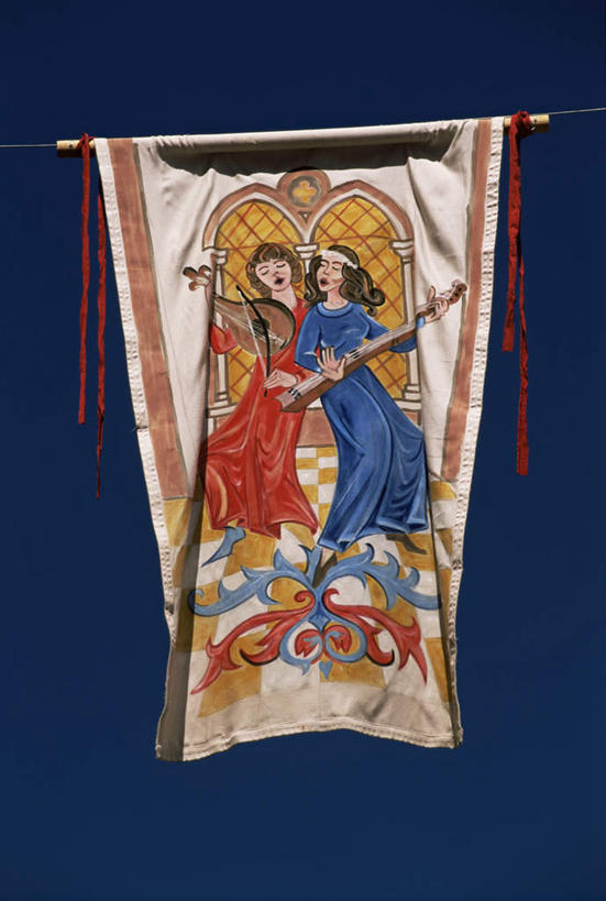 无人,竖图,彩色,室外,特写,白天,仰视,兴奋,旗帜,阴影,光线,旗杆,影子,弦乐器,蓝色,蓝天,天空,阳光,天,晴朗,欢快,五颜六色,喜悦,色彩斑斓,弓拉弦乐器,弓拉弦鸣乐器,欢腾,五彩缤纷,万里无云,五彩斑斓,庆幸,五光十色,倍低音提琴,女性,旗,晴空,晴空万里,彩图,低角度拍摄,高兴,欢乐,开心,愉快