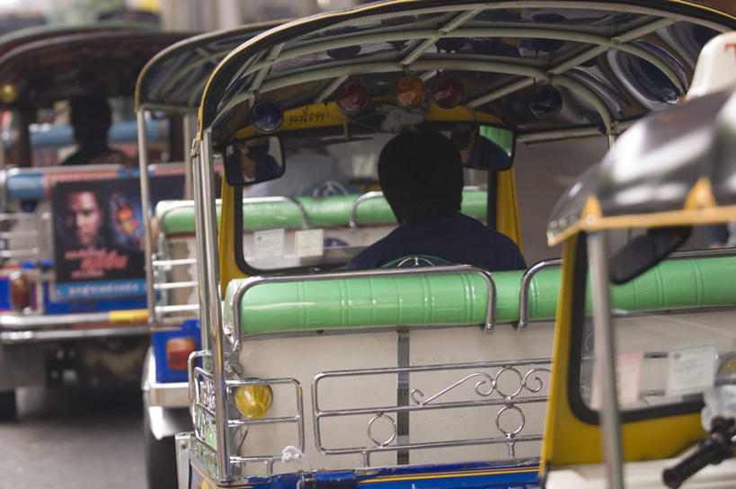 东方人,脸,头,脸颊,一个人,坐,横图,室外,白天,出租车,汽车,照明,亚洲,仅一个男性,仅一个人,仅一个中年男性,服装,灯光,注视,休闲装,黄种人,肩膀,煤油灯,车,灯,背面,衣服,灯具,交通工具,轿车,观察,驾驶,看,行驶,休闲,休闲服,服饰,观看,操纵,照亮,控制,察看,照明设备,关注,载具,的士,计程车,操控,把持,男人,男性,中年男性,亚洲人,头部,脸部,脸蛋,面部,坐着,半身,彩图,马灯