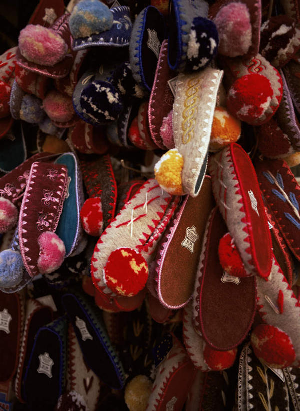 无人,商店,竖图,室外,特写,白天,正面,购物,消费,超市,鞋子,许多,吊挂,悬挂,艺术,艺术品,很多,挂,纪念品,工艺品,拖鞋,金融,百货,便利店,纪念,留念,工艺,美术,怀念,选购,贸易,血拼,零售店,记念,彩图,店铺,杂货店,杂货铺