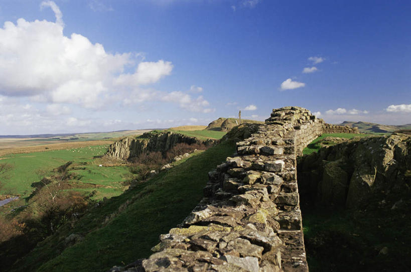 无人,横图,俯视,室外,白天,旅游,度假,草地,草坪,植物,标志建筑,地标,建筑,英国,欧洲,阴影,光线,影子,云,云朵,云彩,娱乐,建设,英格兰,草,树,树木,蓝色,绿色,白云,蓝天,天空,阳光,自然,天,享受,休闲,旅游胜地,放松,生长,晴朗,成长,西欧,大不列颠,大不列颠及北爱尔兰联合王国,大不列颠联合王国,日不落英帝国,英吉利,诺森伯兰郡,哈德良长城,晴空,彩图,高角度拍摄