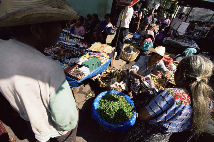 站,坐,说,交叉,横图,俯视,室外,白天,购物,讨论,消费,仪器,竹子,辣椒,蔬菜,土豆,帽子,一堆,许多,握,阴影,堆叠,堆积,竹制,服装,新鲜,编织,光线,草帽,篮子,影子,食品,很多,拿,拿着,注视,休闲装,食物,衣服,阳光,竹篮,观察,看,站着,休闲,休闲服,握着,金融,服饰,有机食品,绿色食品,观看,竹条,堆,交织,察看,衡量,竹制品,关注,计量,选购,贸易,辣角,红海椒,大椒,辣虎,广椒,馍馍蛋,血拼,衡器,穿插,杆秤,交流,秤,洋芋,山药蛋,马铃薯,辣子,红辣椒,海椒,番椒,沟通,讲话,交谈,商讨,说话,谈话,站立,坐着,半身,彩图,高角度拍摄