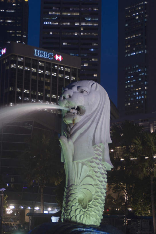 无人,高楼大厦,坐,竖图,室外,夜晚,正面,度假,美景,植物,城市风光,标志建筑,城市,大厦,地标,建筑,摩天大楼,喷泉,哺乳动物,野生动物,狮子,照明,雕塑,新加坡,亚洲,一头,阴影,艺术,装饰,光线,雕刻,雕像,伞,影子,雨伞,遮阳伞,景观,灯光,首都,文化,娱乐,阳伞,建设,吊灯,灯,树,树木,绿色,阳光,自然,动物,工艺品,灯具,品味,张嘴,享受,休闲,景色,放松,东南亚,生长,成长,纪念,照亮,美术,照明设备,主题,水景,凶猛,陈列,张大嘴巴,鱼尾狮,功能,美学,美观,新加坡共和国,残暴,凶残,设计,张开嘴,坐着,半身,彩图,大楼,高层建筑,高楼,摩天楼