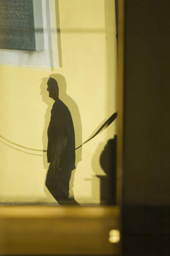 西方人,一个人,无人,家,竖图,室外,白天,正面,度假,美景,城市风光,城市,欧洲,欧洲人,仅一个男性,仅一个人,仅一个中年男性,阴影,光线,影子,房屋,墙,屋子,景观,娱乐,楼房,墙壁,墙面,住宅,阳光,享受,休闲,景色,放松,美洲,亚美利加洲,加勒比,加勒比国家联盟,男人,男性,中年男性,白种人,彩图,房子