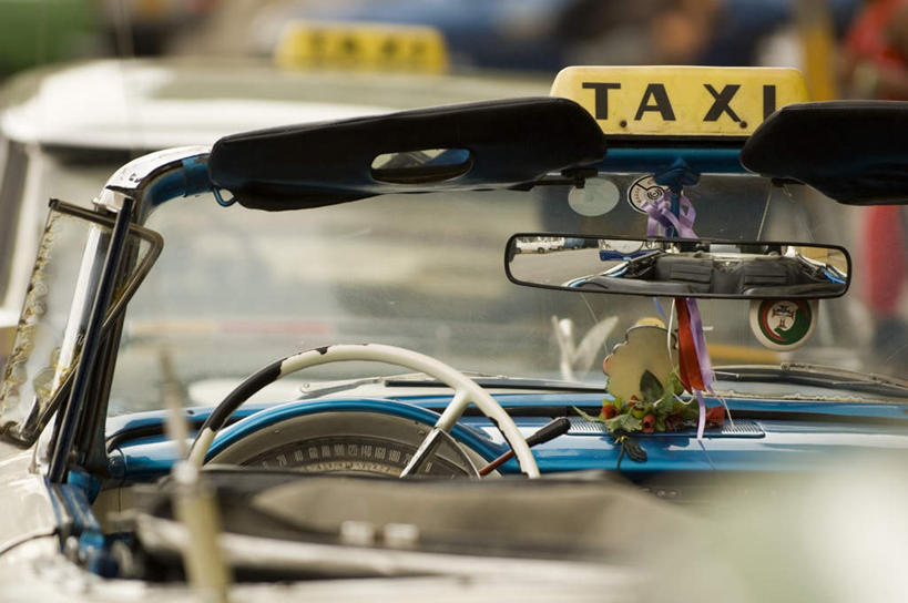 无人,横图,室外,白天,正面,度假,美景,镜子,城市风光,城市,出租车,汽车,两辆,一排,许多,阴影,朦胧,模糊,整齐,光线,英文,标志,文字,影子,字符,字母,景观,很多,娱乐,标识,车,排列,一个,阳光,方向盘,交通工具,轿车,享受,休闲,景色,放松,单个,英文字母,镜像,镜面,队列,载具,的士,美洲,计程车,亚美利加洲,加勒比,加勒比国家联盟,彩图