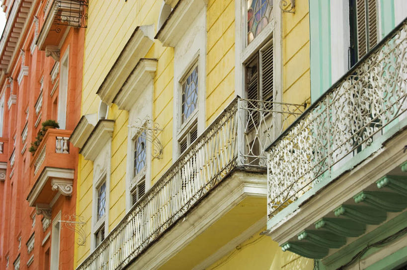 无人,家,栏杆,露台,横图,室外,白天,仰视,度假,美景,窗户,落地窗,阳台,城市风光,城市,阴影,光线,影子,房屋,墙,屋子,景观,围栏,娱乐,护栏,楼房,玻璃窗,墙壁,墙面,住宅,阳光,享受,休闲,景色,放松,美洲,亚美利加洲,加勒比,加勒比国家联盟,彩图,低角度拍摄,房子,露天阳台