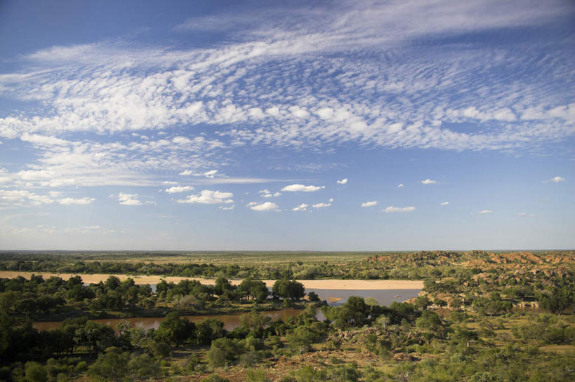 无人,横图,室外,白天,正面,旅游,度假,草地,草坪,河流,美景,水,植物,非洲,南非,许多,阴影,光线,影子,河水,景观,水流,云,云朵,很多,凌乱,云彩,娱乐,草,树,树木,蓝色,绿色,白云,蓝天,天空,阳光,自然,天,享受,休闲,景色,放松,生长,晴朗,成长,混乱,自然风光,阿非利加洲,南非共和国,纷乱,缭乱,庞杂,林波波省,晴空,彩图