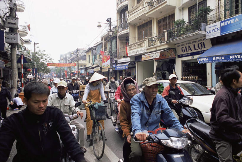 手,商店,坐,横图,室外,白天,侧面,度假,美景,植物,城市风光,城市,自行车,旗帜,帽子,越南,亚洲,行人,握,阴影,服装,电力,光线,电线,电线杆,线,影子,景观,电能,许多人,拿,线路,拿着,注视,休闲装,娱乐,旗子,商铺,路人,车,脚踏车,树,树木,骑,衣服,蓝色,绿色,蓝天,天空,阳光,自然,遮阳帽,交通工具,轿车,天,观察,看,一群人,骑车,享受,休闲,手部,休闲服,景色,放松,握着,服饰,东南亚,助动车,生长,晴朗,成长,观看,电,电源,察看,关注,载具,能量,万里无云,越南社会主义共和国,旌旗,旗号,市肆,商号,过客,男人,男性,女人,女性,中年男性,中年女性,亚洲人,印度人,晴空,晴空万里,坐着,半身,彩图,店铺