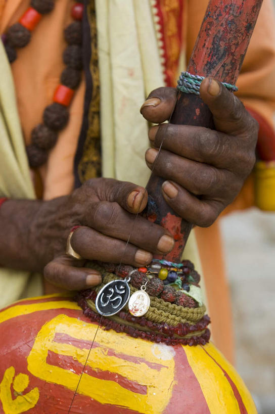 手,一个人,站,竖图,室外,白天,正面,民族服装,爱情,度假,美景,城市风光,城市,项链,印度,亚洲,仅一个男性,仅一个人,握,阴影,装饰,光线,影子,景观,乐器,弦乐器,浪漫,拿,拿着,娱乐,装饰品,仅一个年轻男性,阳光,戒指,饰品,首饰,站着,享受,休闲,手部,景色,恩爱,放松,弹琴,握着,华丽,修饰,信物,点缀,权利,弓拉弦乐器,弓拉弦鸣乐器,南亚,印度共和国,衬托,美观,雅致,雅观,手饰,红粉之城,斋普尔,奏琴,抚琴,胡琴,男人,男性,年轻男性,亚洲人,印度人,站立,半身,彩图,传统服装,民俗服