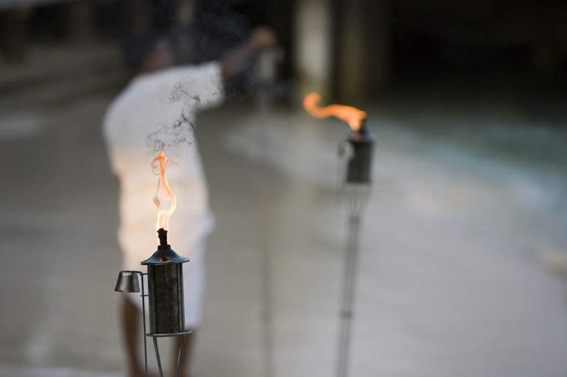 一个人,站,横图,室外,白天,正面,旅游,度假,热情,美景,沙滩,火,照明,马尔代夫,亚洲,仅一个男性,仅一个人,仅一个中年男性,握,阴影,服装,朦胧,模糊,光线,灯笼,火焰,沙子,影子,纸灯笼,海岸,景观,沙地,燃烧,拿,拿着,注视,休闲装,娱乐,衣服,白色,阳光,自然,灯具,观察,看,站着,享受,休闲,休闲服,景色,放松,握着,服饰,观看,照亮,察看,卫生,印度洋,照明设备,关注,自然风光,南亚,纯真,马尔代夫共和国,洁净,光明,恬静,中间色,朴素,清白,马累岛,男人,男性,中年男性,亚洲人,印度人,海滩,站立,彩图,全身