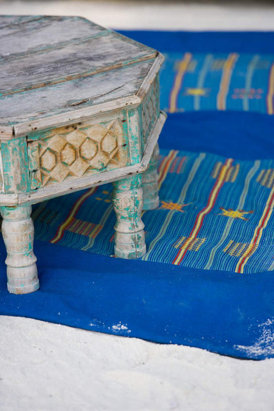 无人,竖图,俯视,室外,白天,旅游,度假,美景,沙滩,桌子,椅子,纺织品,马尔代夫,亚洲,阴影,装饰,光线,木制,毛毯,沙子,毯子,影子,木椅,海岸,景观,沙地,茶几,娱乐,纺织,白云,阳光,自然,木制品,垫子,享受,休闲,温暖,景色,放松,五颜六色,华丽,修饰,点缀,印度洋,自然风光,南亚,五彩缤纷,衬托,美观,雅致,雅观,马尔代夫共和国,马累岛,海滩,彩图,高角度拍摄