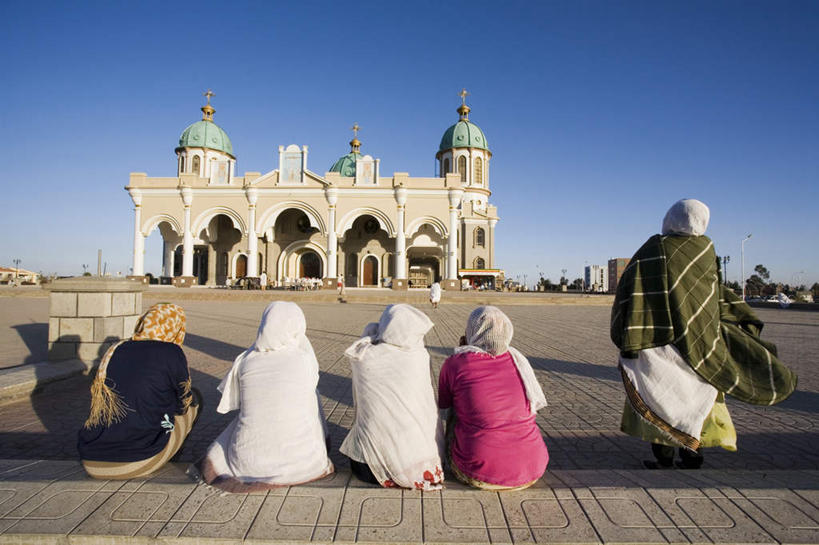 西方人,广场,教堂,站,跪,横图,室外,白天,旅游,度假,美景,门,城市风光,标志建筑,城市,地标,建筑,欧洲,非洲,埃塞俄比亚,亚的斯亚贝巴,黑人,欧洲人,五个人,跪拜,阴影,服装,节日,光线,影子,墙,屋顶,景观,首都,许多人,顶棚,休闲装,文化,娱乐,建设,圆顶,墙壁,墙面,穹顶,膜拜,虔诚,背面,衣服,蓝色,蓝天,天空,阳光,门框,天,祈祷,站着,一群人,享受,休闲,健康,休闲服,旅游胜地,景色,放松,许愿,宗教,服饰,信仰,拱形,晴朗,纪念,祈求,祷告,信念,万里无云,阿非利加洲,敬拜,埃塞俄比亚联邦民主共和国,亚地斯亚贝巴,虔敬,平安,女人,女性,中年女性,非洲人,晴空,晴空万里,跪着,站立,半身,彩图,大教堂,礼拜堂