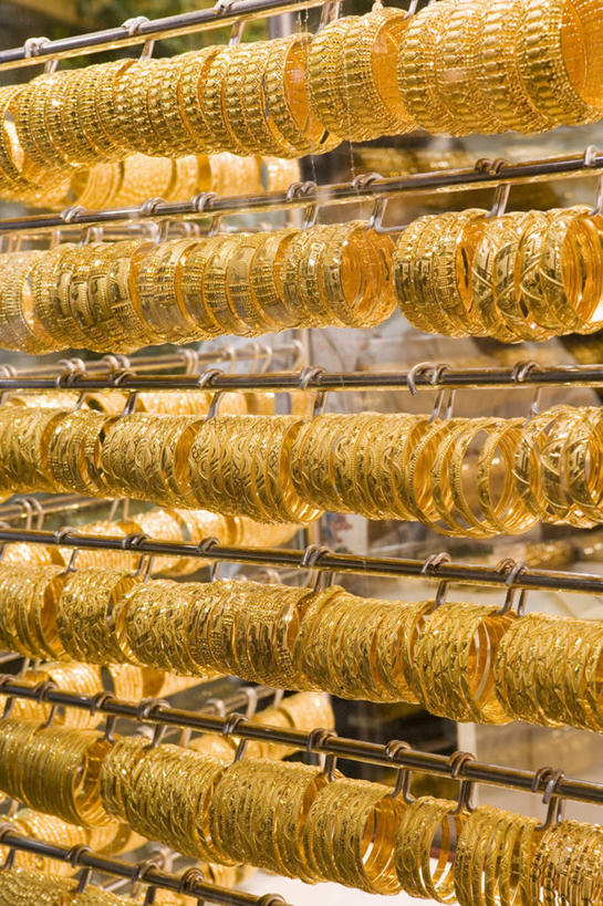 无人,商店,竖图,室外,白天,正面,购物,消费,超市,珠宝,一排,许多,吊挂,悬挂,阴影,整齐,装饰,并列,并排,光线,影子,很多,挂,排列,阳光,金色,金融,百货,手镯,便利店,华丽,修饰,点缀,贵重,珍贵,富贵,队列,平行,选购,贸易,忠诚,衬托,美观,雅致,雅观,血拼,零售店,富丽,名誉,荣华,名贵,宝贵,彩图,店铺,杂货店,杂货铺