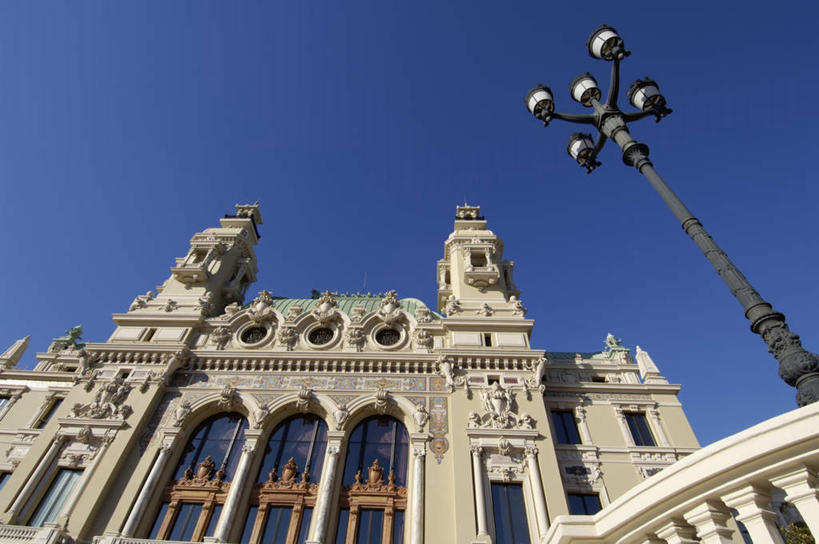 无人,家,横图,室外,白天,仰视,度假,美景,窗户,城市风光,城市,路灯,照明,雕塑,摩纳哥,欧洲,阴影,艺术,装饰,光线,雕刻,雕像,影子,房屋,屋子,景观,灯光,娱乐,楼房,玻璃窗,住宅,灯,蓝色,蓝天,天空,阳光,工艺品,天,享受,休闲,摩纳哥公国,景色,放松,晴朗,纪念,照亮,美术,照明设备,主题,陈列,万里无云,蒙特卡洛,蒙地卡罗,功能,美学,晴空,晴空万里,彩图,低角度拍摄,房子