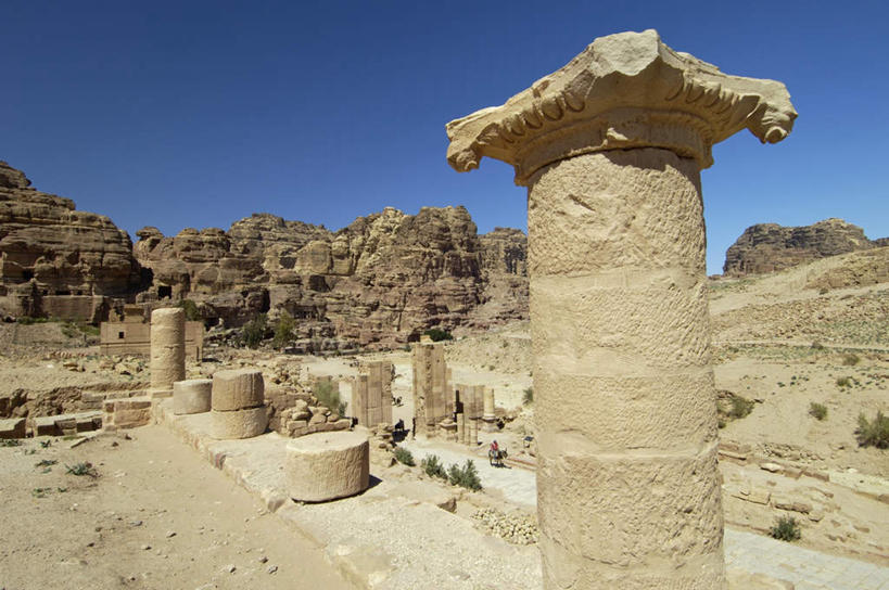 无人,横图,俯视,室外,白天,旅游,度假,草地,草坪,名胜古迹,山,山脉,植物,标志建筑,地标,建筑,约旦,亚洲,阴影,遗迹,光线,影子,柱子,山峰,古城,山峦,古迹,文物,娱乐,建设,古建筑,石柱,草,蓝色,绿色,蓝天,天空,阳光,群山,天,享受,休闲,陡峭,旅游胜地,放松,晴朗,连绵,绵延,西亚,古文明,万里无云,佩特拉,联贯,佩特拉城,佩特拉古城,佩特拉遗址,约旦哈希姆王国,笔陡,峻峭,晴空,晴空万里,彩图,高角度拍摄