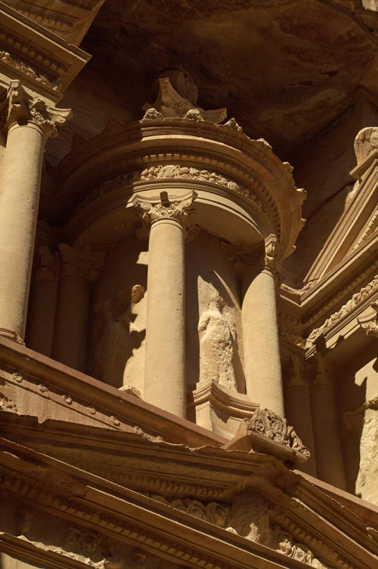 无人,竖图,室外,白天,仰视,旅游,度假,石头,名胜古迹,标志建筑,地标,建筑,雕塑,约旦,亚洲,阴影,遗迹,艺术,装饰,光线,雕刻,雕像,石子,影子,墙,古城,古迹,文物,娱乐,建设,古建筑,墙壁,墙面,阳光,工艺品,享受,休闲,旅游胜地,放松,纪念,美术,主题,西亚,陈列,古文明,佩特拉,功能,美学,佩特拉城,佩特拉古城,佩特拉遗址,约旦哈希姆王国,石块,彩图,低角度拍摄